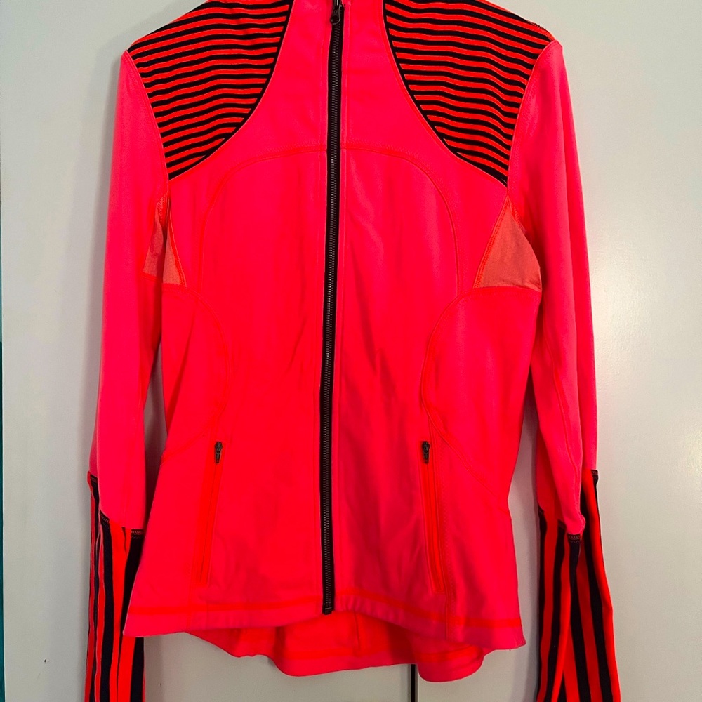 Lululemon Athletica zip jacket 6 mesh stretch thumbholes